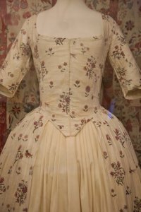 et another block-printed 1780s gown, this one with a simpler pointed front (the front closes with pins, which go into the stays and don't stick the wearer!).