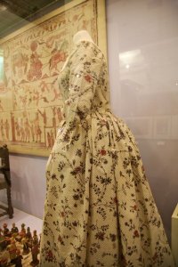 Side view to show the back silhouette...