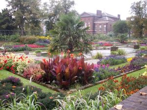 The famous sunken garden behind Kensington Palace (you see the palace in the background)