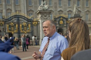 Nigel gives us all the details on Buckingham Palace (the queen wasn't home today!).