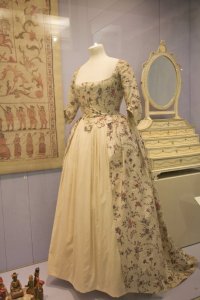 A 1780s gown with tabbed bodice over petticoat -- made of scrumptious block-printed Indian cotton.